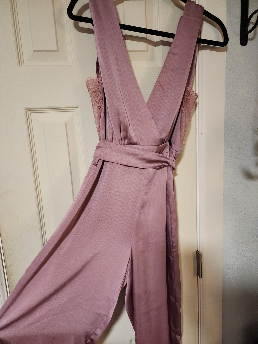 Sleeveless Mauve V-Back Wide-Leg Jumpsuit with Waist Tie